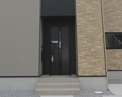 小山市東城南２丁目の新築一戸建の玄関|ブラックの玄関ドアが外観を引き締める玄関ポーチ。建物の内側に入った配置で、雨や風が直接当たりにくい設計です。