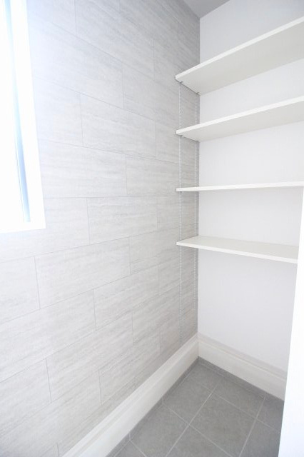 小山市東城南２丁目の新築一戸建の玄関|玄関にはシューズインクロークに加えて収納を設置。靴や外出用品をしまいやすく、生活感を抑えたすっきりとした玄関を保てます。