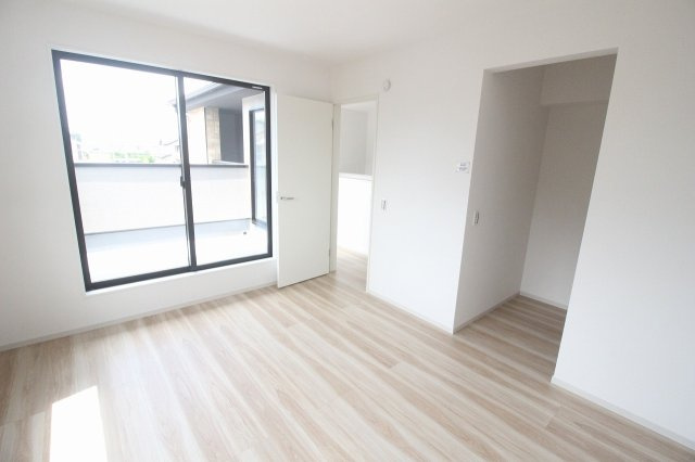 小山市東城南２丁目の新築一戸建の寝室|バルコニーに面した2階南東側の洋室約8.5帖。ウォークインクローゼット付きで、主寝室として使いやすいゆとりある空間です。