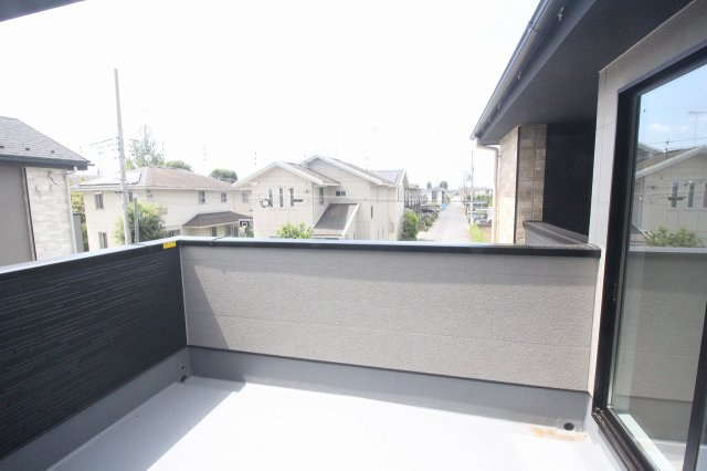 小山市東城南２丁目の新築一戸建のバルコニー|2階南東側洋室から出入りできるバルコニー。奥行きがあり、洗濯物や布団をゆったりと干せるスペースを確保しています。