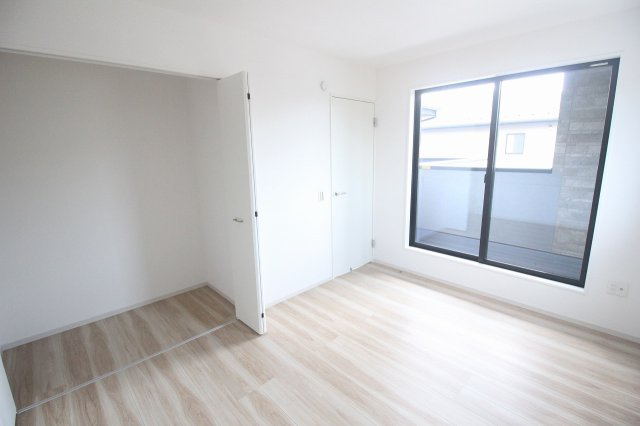 小山市東城南２丁目の新築一戸建の子供部屋|バルコニーに面した2階北西側の洋室約6帖。クローゼットを備え、子ども部屋や書斎など個室として使いやすいお部屋です。
