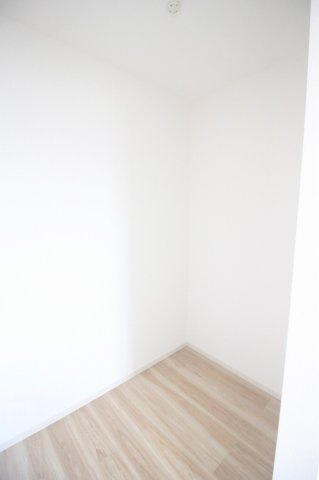 小山市東城南２丁目の新築一戸建の収納|2階北東側洋室にはウォークインクローゼットを設置。衣類だけでなく、バッグやスーツケースなどの大きな荷物も保管できます。