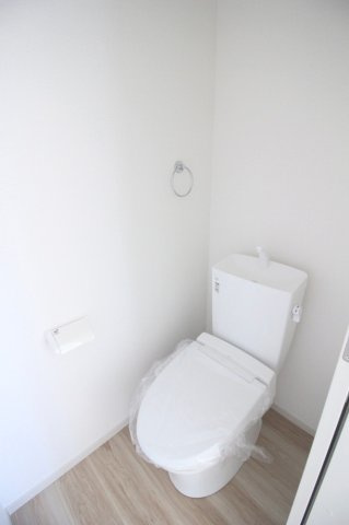 小山市東城南２丁目の新築一戸建のトイレ|2階にもトイレを設置。就寝中に階段を使わず利用でき、朝の身支度で1階トイレが使用中の際にも便利です。