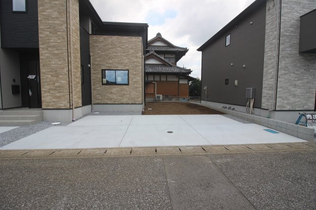 小山市東城南２丁目の新築一戸建の駐車場|敷地内に3台分の駐車スペースを確保。前面はコンクリート舗装されており、複数台所有するご家庭や来客時にも便利です。