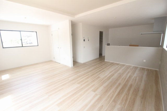 小山市東城南２丁目の新築一戸建の居間・リビング|対面式キッチンを採用したゆとりあるLDK。リビングとダイニングを分けて配置しやすく、家族それぞれがくつろげる空間です。