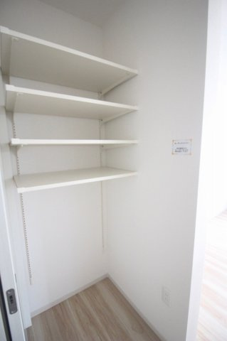 小山市東城南２丁目の新築一戸建のキッチン|キッチンの近くに可動棚付きのパントリーを設置。食品や飲料、調理家電などを種類ごとに整理でき、必要な物をすぐに取り出せます。