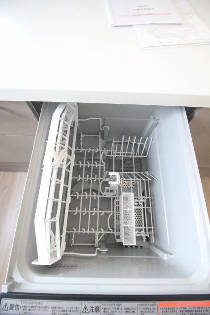 小山市東城南２丁目の新築一戸建のキッチン|家事の時短に役立つビルトイン食器洗浄乾燥機付き。食後の洗い物の負担を減らし、空いた時間を家族との団らんに充てられます。