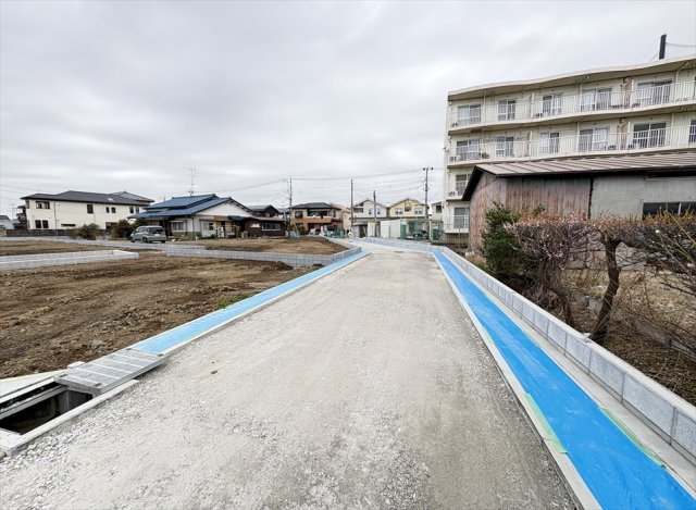 【前面道路含む現地写真】 | 志木市中宗岡1丁目　建築条件無売地　全26区画　(丸井志木店) | 分譲地内新設道路／2026年3月6日撮影
買い物施設や教育施設が身近に揃う、利便性の高い住環境です。