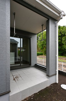 【外観】 | 屋根付きのインナーテラスは洗濯物を突然の雨から守ってくれます♪
