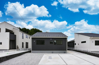 【外観】 | 平屋ながら広々とした敷地で日当たり良好です♪