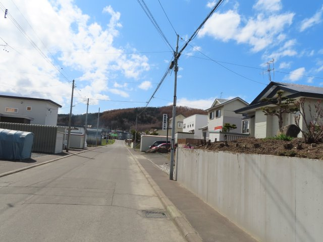 北見市美山町西４丁目５０番地２０４ 平屋建中古売家の前面道路含む現地写真|東側から撮影した前面道路です。幅員は8ｍです。