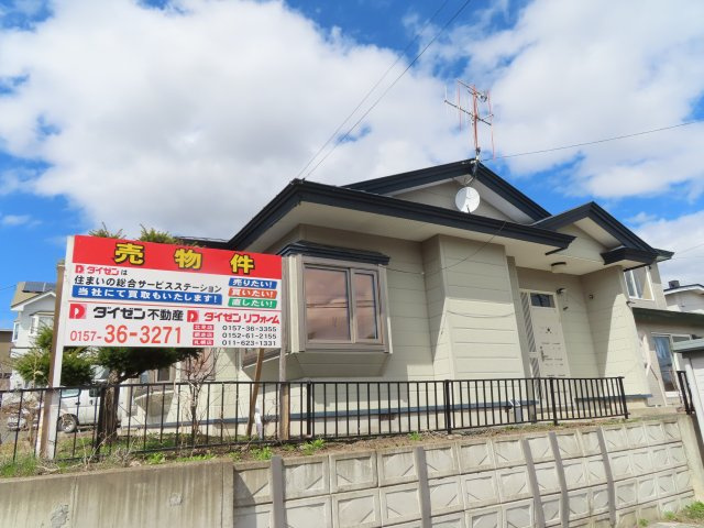 北見市美山町西４丁目５０番地２０４ 平屋建中古売家の外観|南側外観です。6帖和室は出窓でトリプルサッシにリフォームしております。