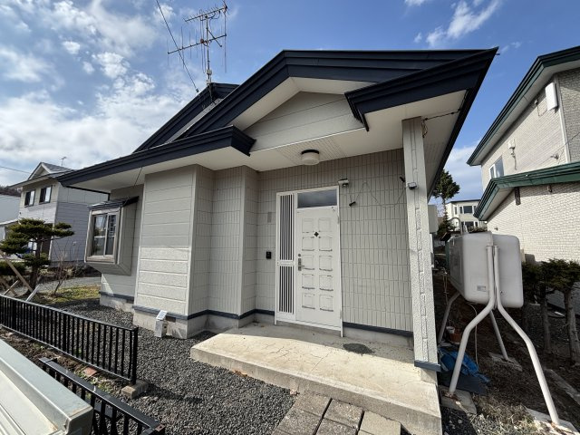 北見市美山町西４丁目５０番地２０４ 平屋建中古売家の外観|南側玄関の外観になります。ちょっとした植栽もあります。