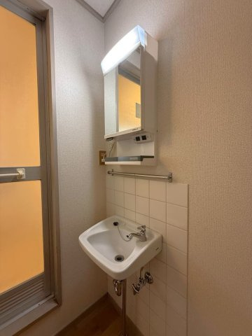 【洗面所】 | パレー市ヶ尾B | 独立洗面台付きで朝の準備もらくらく♪お化粧するときに大活躍ですね！