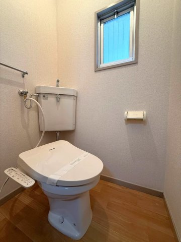 【トイレ】 | パレー市ヶ尾B | トイレは温水洗浄便座付き♪人気のバストイレ別です♪窓のあるトイレで換気もOK☆嫌なニオイがこもりません♪