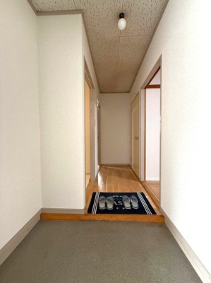 【玄関】 | パレー市ヶ尾B | 玄関から室内への景観です！右手に洋室のお部屋が二部屋、左手に洗面所・トイレ・バスルームがあります☆