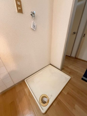 【設備】 | パレー市ヶ尾B | 洗面所内、独立洗面台横にある室内洗濯機置き場です♪防水パンが付いているので万が一の漏水にも安心です！