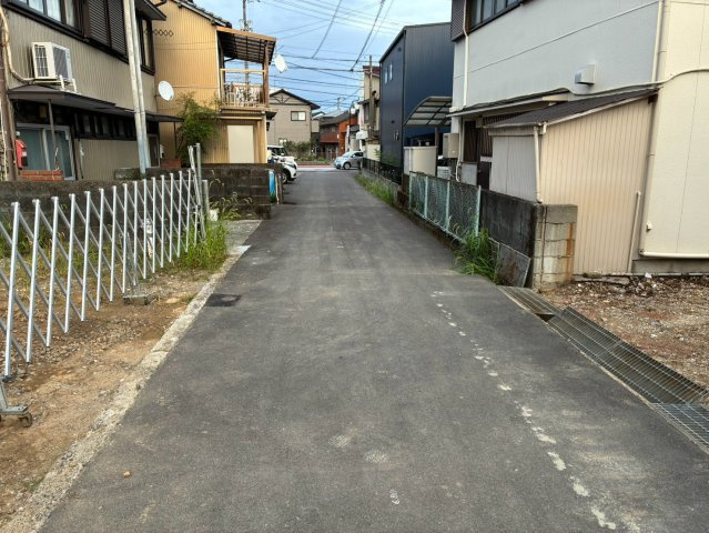 「すべてが10分圏内に集結」高知市中万々建売1の前面道路含む現地写真|車通りの少ない住宅街です。