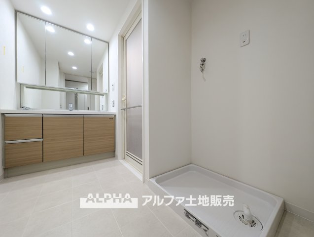 ヴェレーナ青梅新町の独立洗面台|【Vanit】◆洗面台◆身支度がしやすい洗面台は、収納力にも配慮した設計。朝の準備から帰宅後まで、家族みんなが使いやすい空間です。