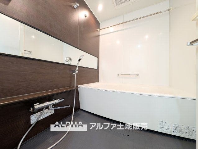 ヴェレーナ青梅新町のランドリースペース|【Laundry space】
◆ランドリースペース◆広々した空間で雨の日でも十分に洗濯物を乾かすことが出来ます。バスルームには浴室換気乾燥機も付いているので重宝しますね。