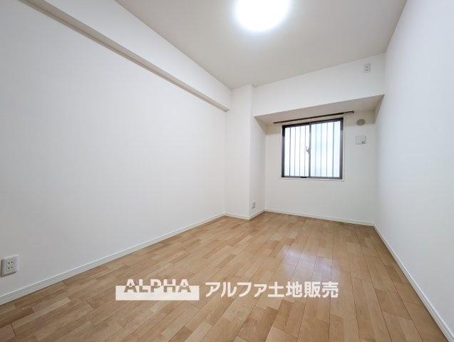 ヴェレーナ青梅新町の浴室|【Bath room】
◆バスルーム◆一日の疲れをゆっくり癒せる落ち着いたバスルーム。浴室乾燥機付きで天候を気にせず洗濯でき、毎日の暮らしにも便利な空間です。