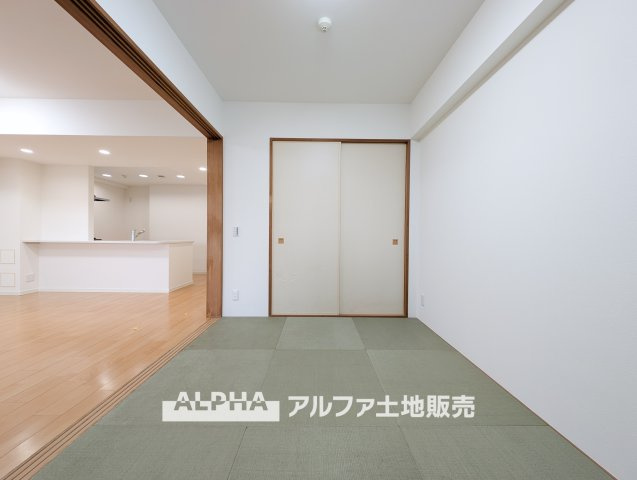 ヴェレーナ青梅新町の洋室|【bright room】
◆明るさを感じる洋室◆やわらかな光が室内に広がり、日中も快適に過ごせる一室。プライベート空間として落ち着いた時間を過ごせます。