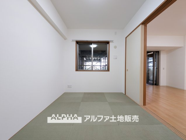 ヴェレーナ青梅新町の和室|【Japanese-room】
◆和室◆畳のやさしい感触が心を落ち着かせる和室。日常の中に、ほっと一息つける場所を。