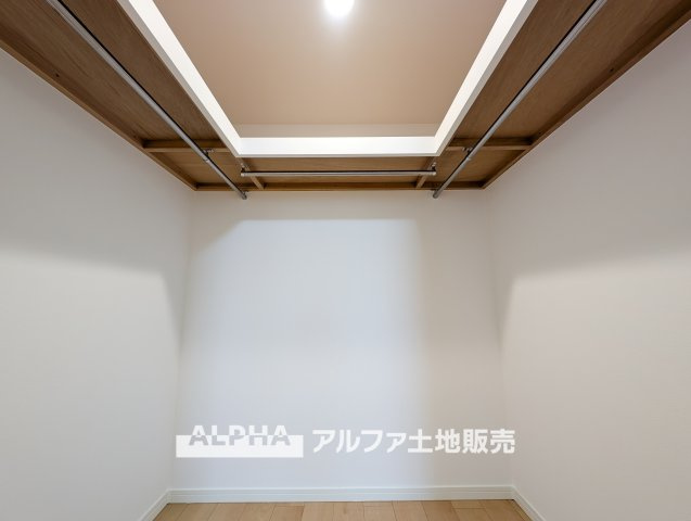 ヴェレーナ青梅新町の収納|【walk in closet】
◆ウォークイン・クローゼット◆大好きな服、大事なバッグやアクセサリー、そして大切な思い出の品々。そんなものを傍らにそっと置いておきたい。そんな時に重宝しますね