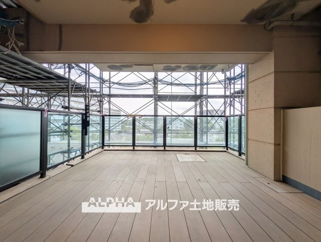 ヴェレーナ青梅新町のバルコニー|【Balcony】◆バルコニー◆日当たりの良いバルコニーは、洗濯物がよく乾くだけでなく、外の空気を感じながらひと息つける場所。暮らしに心地よい余白をもたらします。