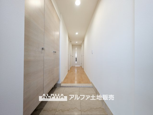 ヴェレーナ青梅新町の玄関|【Welcome Space】
◆玄関◆帰宅時にほっとできる、穏やかな空気感の玄関。整った空間が日々の切り替えを自然にサポートし、来客時にも好印象を与えます。
