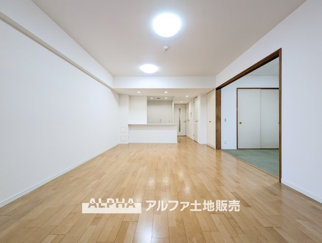 ヴェレーナ青梅新町の居間・リビング|【Cherish the time】
◆君との時間は◆リビングで、食卓で、寝室で、どこにいても楽しめる。居心地の良い空間の中で質のいい安らぎを求めたい。