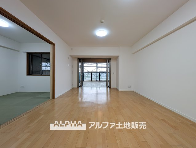 ヴェレーナ青梅新町の居間・リビング|【A home found by chance】
◆偶然見つけた物件で◆思わぬ空間を手に入れたい。愛を育み、人と出会い、新たな命に恵まれる。そんな未来を創造してぬくもりのある住空間を君と共有したい。