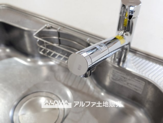 ヴェレーナ青梅新町のキッチン|【gas stove】◆ガスコンロ◆使い勝手に配慮されたガスコンロを備えたキッチン。火力調整がしやすく、毎日の調理がスムーズに進み、家事の時間を心地よく支えてくれます
