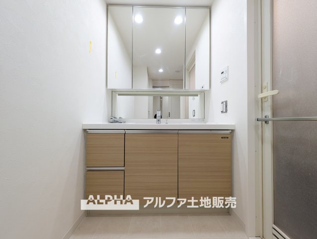 ヴェレーナ青梅新町のキッチン|【Water cleaner】
◆浄水器◆蛇口から流れ出すお水はクリーンでいつも楽しめます。また浄水器内臓シャワー混合栓なので場所取らずのスッキリとしたスタイルです。