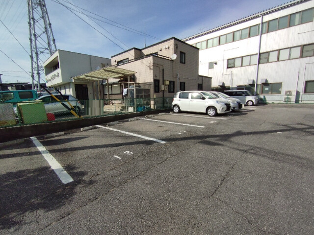 マンション稲穂の駐車場
