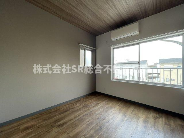 西堤本通東2丁目中古テラスハウスの洋室|裏に日光を遮る物がなく、明るいお部屋です！