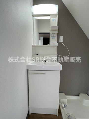 西堤本通東2丁目中古テラスハウスの独立洗面台|独立洗面台、小物を置くことができて便利です