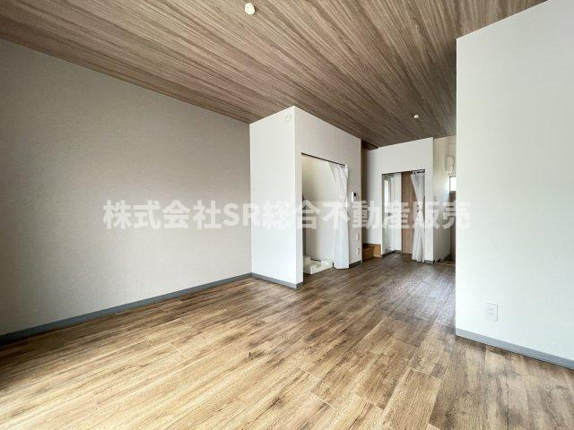 西堤本通東2丁目中古テラスハウスの居間・リビング|オシャレなリビングで快適に過ごせます！