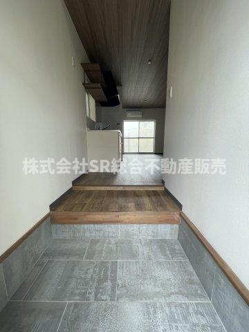 西堤本通東2丁目中古テラスハウスの玄関|玄関で腰を掛けて来客時にお話もできます。