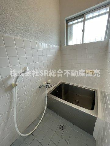 西堤本通東2丁目中古テラスハウスの浴室|お風呂には窓もあり、換気がバッチリとできます☆