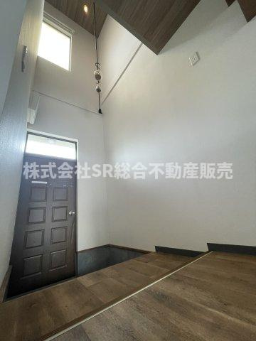 西堤本通東2丁目中古テラスハウスの玄関|玄関が吹抜けになっており、天井が高く開放感抜群です！