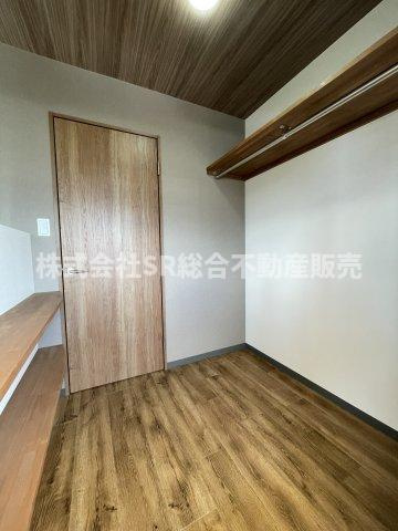 西堤本通東2丁目中古テラスハウスの収納|バルコニーから洗濯物を取り込んで畳む作業が完結できるWIC有♪