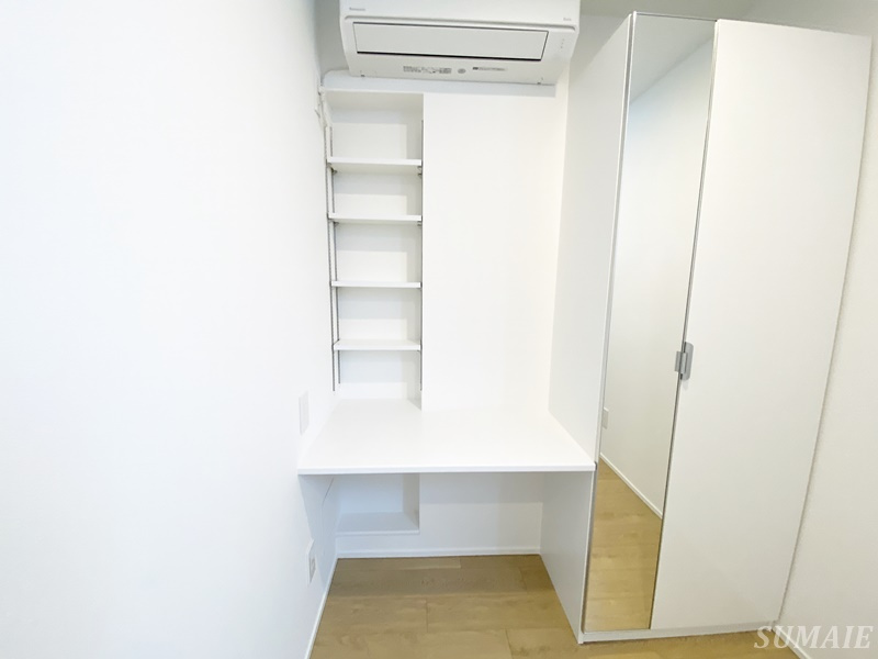 CLK東十条の内装|備え付けデスクです☆