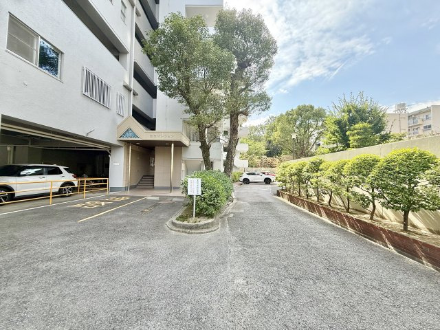 法王マンションの駐車場