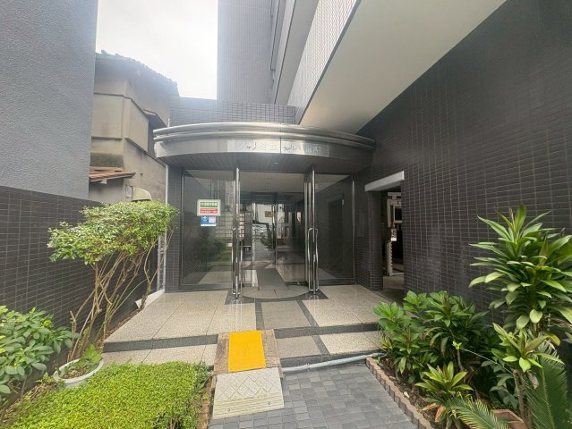 吹田市江坂町１丁目の賃貸マンションのエントランス
