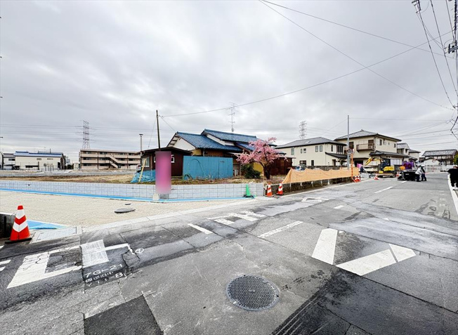 【前面道路含む現地写真】 | 志木市中宗岡1丁目　建築条件無売地　全26区画　(丸井志木店) | 北側7ｍ公道の様子／2026年3月6日撮影
子育てにうれしい公園隣接の住環境で、新生活を始めませんか。