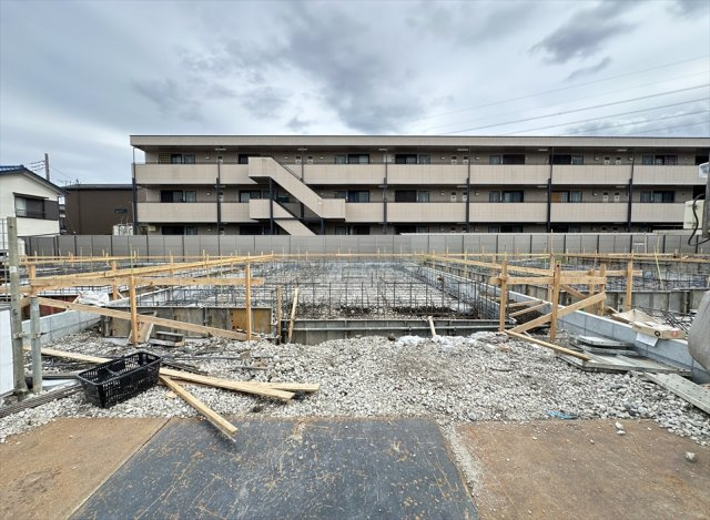 【外観】 | 志木市中宗岡1丁目　新築一戸建住宅　全26棟　(丸井志木店) | 販売現地／2026年8月17日撮影　
分譲地内に公園を併設。お子様がのびのび遊べる住環境です。