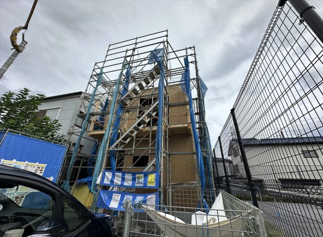 【外観】 | 志木市中宗岡1丁目　新築一戸建住宅　全26棟　(丸井志木店) | 販売現地／2026年8月17日撮影　
通路として使われにくい独立したLDKは、家具レイアウトの自由度が高く、家族が快適に過ごせる心地よい空間です。