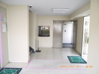 【その他共用部分】 | 清潔感と歓迎感があるエントランスホールとなります。