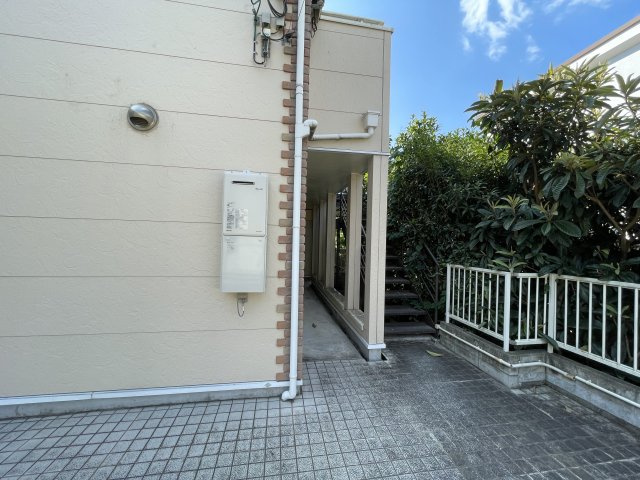川崎市多摩区西生田５丁目のアパートのエントランス